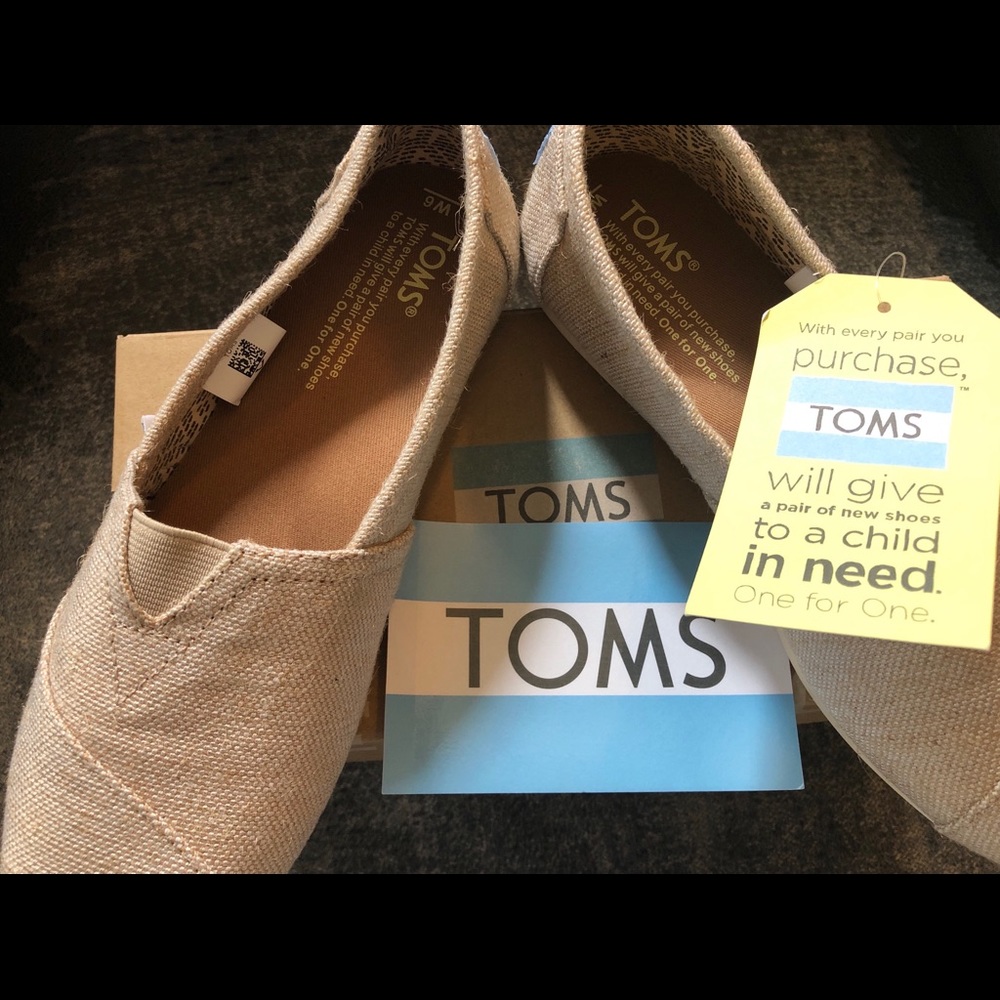 Beige women’s size 6 classic burlap Toms shoes .